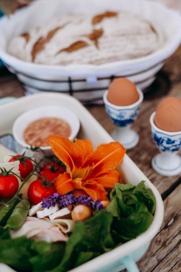 Čerstvá venkovská snídaně z vlastních surovin v interiéru tiny house s domácí atmosférou v nádechu – glampingu na statku.