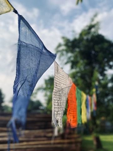 Tibetské modlitební vlajky vlající ve větru v nádechu. Symbolizující 5 živlů, klid a duchovní atmosféru.