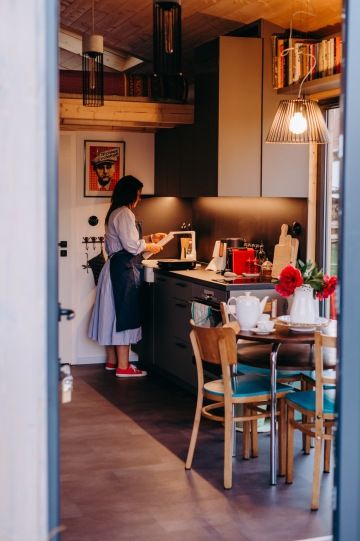 Žena vařící v kuchyni tiny housu na statku nádech.